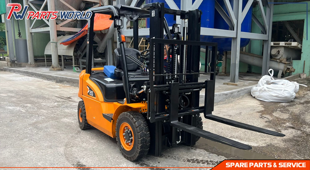 Xe nâng chui cont nhà máy hoá chất