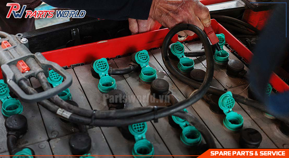 Ác quy xe nâng điện cần bảo dưỡng châm nước