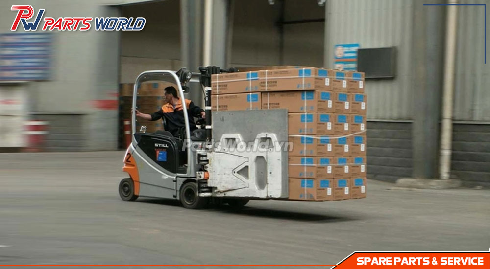 Xe nâng gắn bộ kẹp thùng giấy
