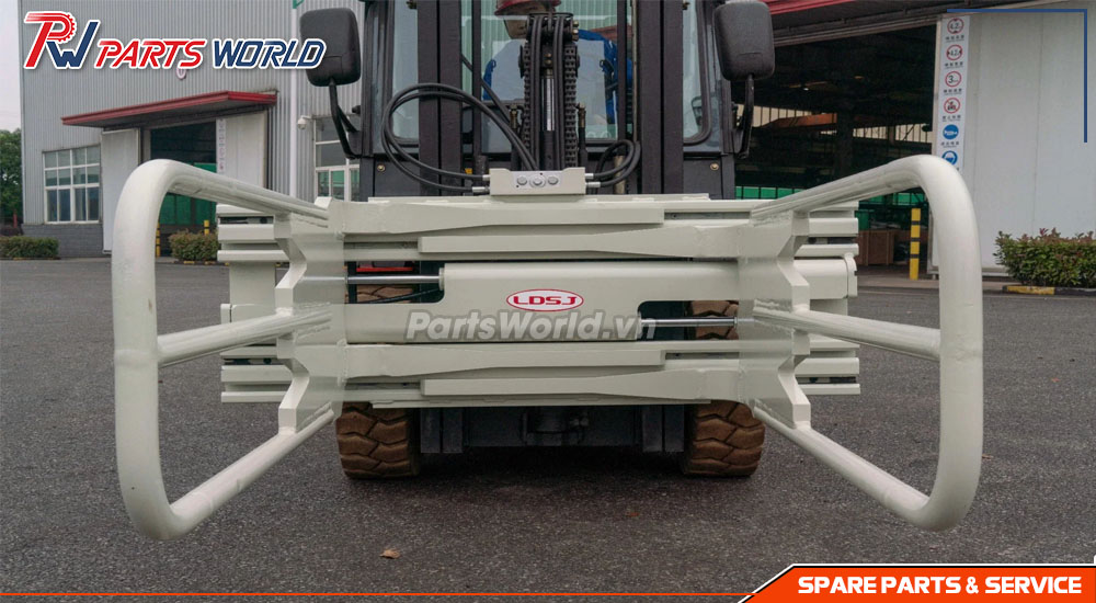 Xe nâng kẹp mút xốp chui container