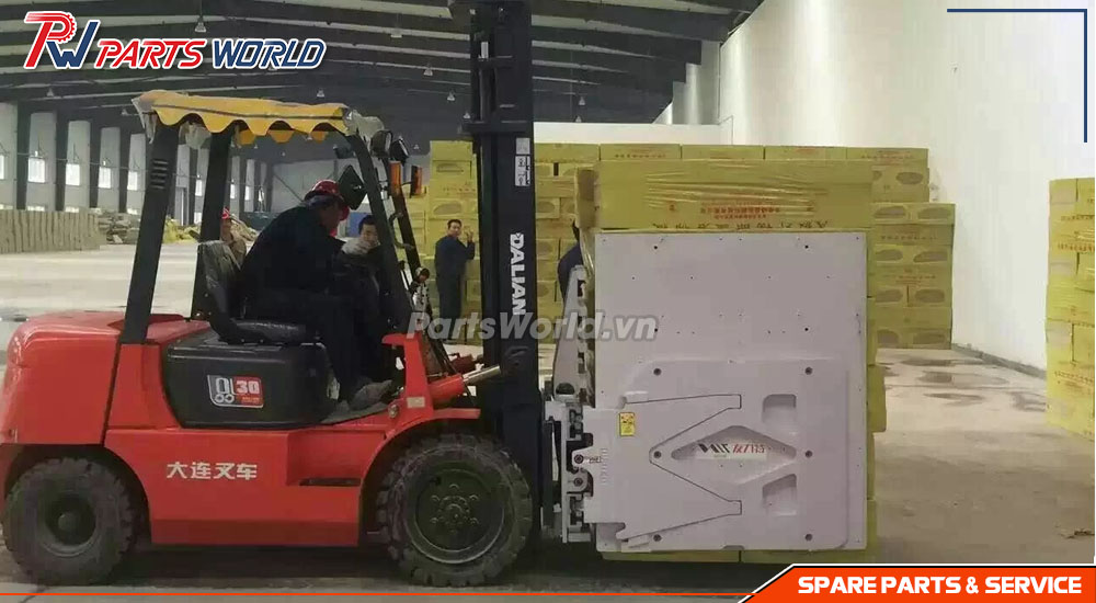 Xe nâng thùng carton 2 tấn