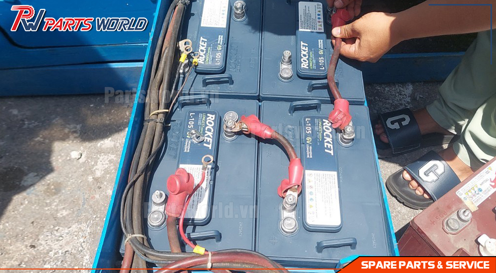 Bình Ắc quy Rocket L 105 15 Lắp đặt bình Ắc quy Rocket L 105 6V 225Ah