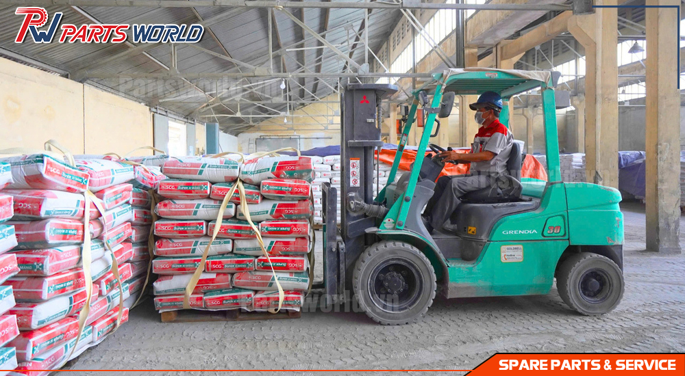 Xe nâng xi măng 8 Xe nâng xi măng làm việc trong kho